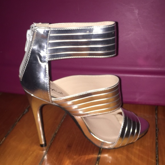 Silver heels - Picture 3 of 4